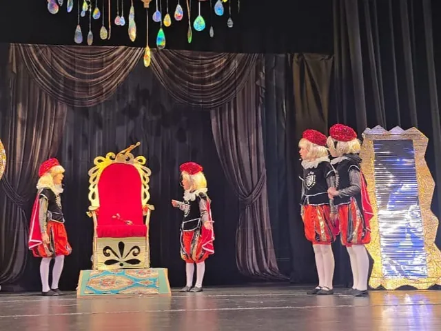 Kinder in Kostümen bei einer Theateraufführung auf der Bühne