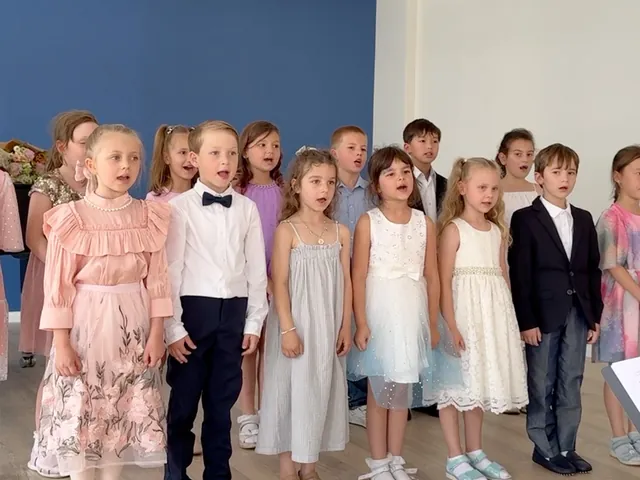 Der Kinderchor singt bei einem Konzert in festlicher Kleidung