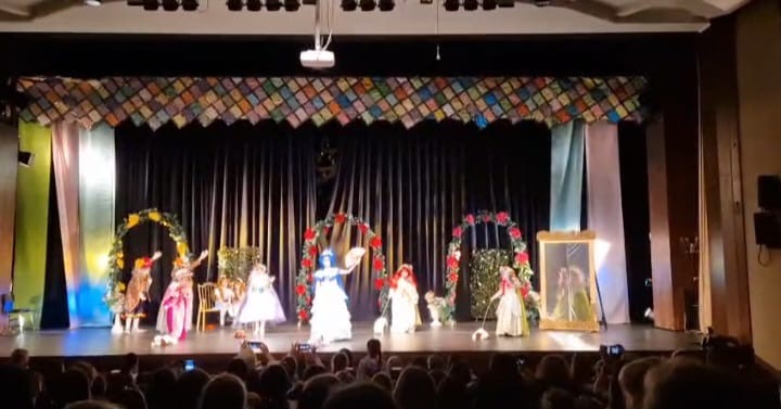 Ребенок выступает на сцене