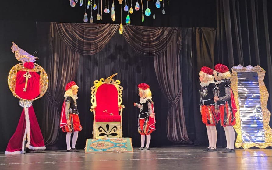 Дети на сцене в театральных костюмах